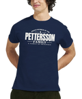 Modell i marinblå t-shirt med texten Pettersson – A Family of Originals