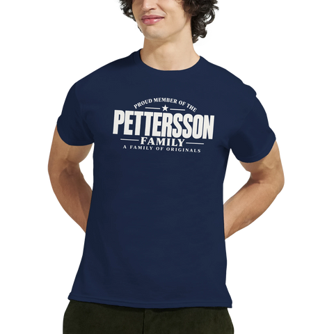 Modell i marinblå t-shirt med texten Pettersson – A Family of Originals