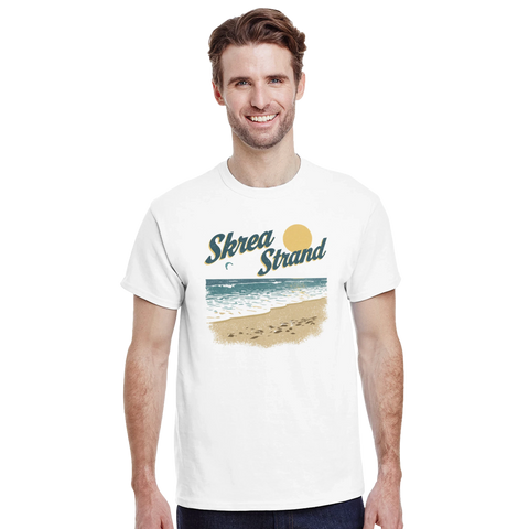 Man i vit t-shirt med grafisk illustration av västkustens sandstränder