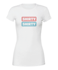 Minimalistiskt grafiskt tryck med texten Shirty i rosa och blå pastell