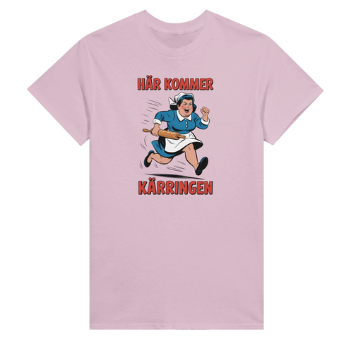 Vintage seriefigur i full fart med texten Här kommer kärringen – rosa t-shirt