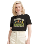 Kvinna i svart t-shirt med vintage fågeltryck och humoristiskt budskap