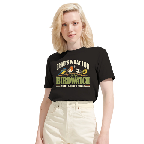 Kvinna i svart t-shirt med vintage fågeltryck och humoristiskt budskap