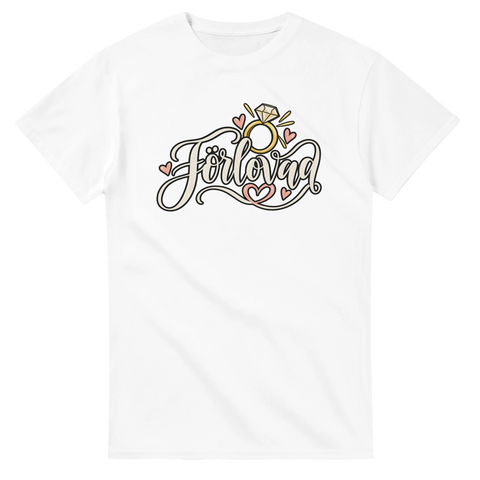 T-shirt med texten Förlovad, en förlovningsring och små hjärtan