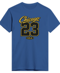 Chicago 23 U.S.A. texttryck i gult och svart på en kungsblå t-shirt med rund hals, sportig stil.