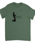 Militärgrön t-shirt med humoristiskt fiskemotiv och texten Jag har ett långt spö