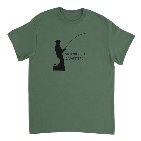 Militärgrön t-shirt med humoristiskt fiskemotiv och texten Jag har ett långt spö
