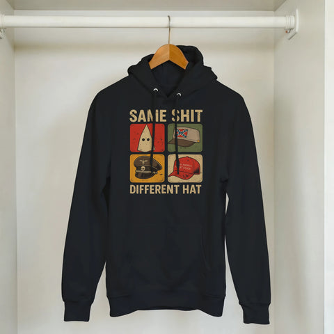 Same Shit Different Hat" satirisk hoodie med KKK, Konfedererade, Nazist, MAGA-hattar på svart tyg.