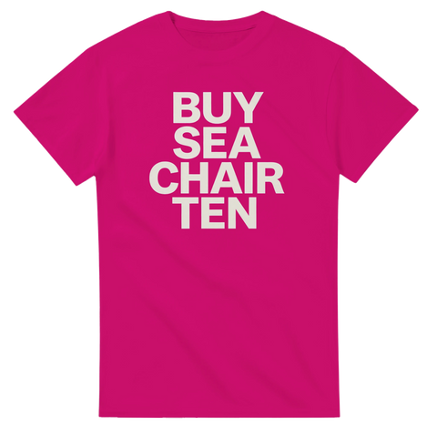 Rosa t-shirt med texten BUY SEA CHAIR TEN i fyra rader.