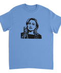 Grafiskt porträtt av Ebba Busch i svartvit illustrationsstil på en blå t-shirt