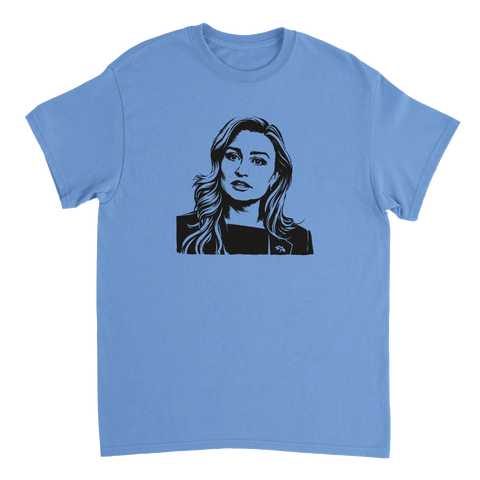 Grafiskt porträtt av Ebba Busch i svartvit illustrationsstil på en blå t-shirt
