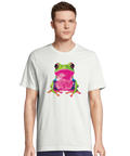 Färgglad pop-art groda med rosa mage och gröna ben på vit t-shirt.