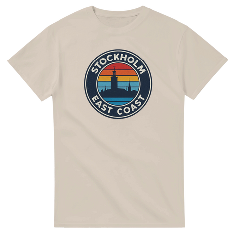 Stockholm East Coast retro-tryck med stadssiluett och solnedgång på beige t-shirt.