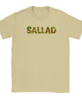 SALLAD" text med grönsaker som salladsblad, tomat, gurka och paprika på beige t-shirt.