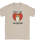 Surmulen katt i rött hjärta med texten "Still My Valentine" på beige t-shirt.