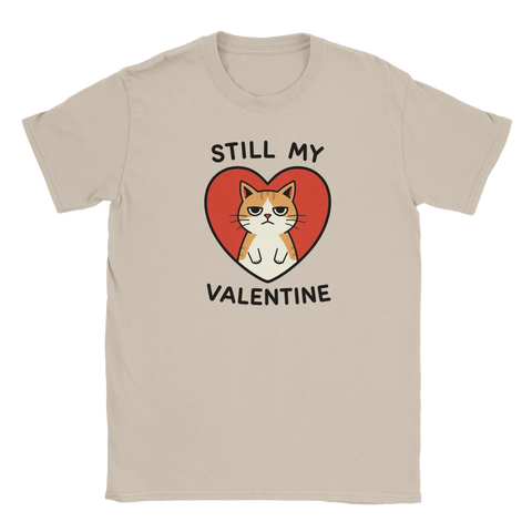 Surmulen katt i rött hjärta med texten "Still My Valentine" på beige t-shirt.