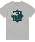 Palm Silhouette med måne & stjärnor, text "SUMMER NIGHTS" i retrostil på grå t-shirt.