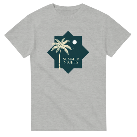 Palm Silhouette med måne & stjärnor, text "SUMMER NIGHTS" i retrostil på grå t-shirt.