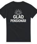 T-shirt med stor vit text "Glad Pensionär" och illustration av en leende sol – perfekt present till pensionärer med humor