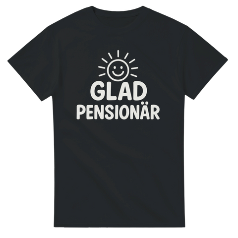 T-shirt med stor vit text "Glad Pensionär" och illustration av en leende sol – perfekt present till pensionärer med humor
