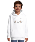 Pojke i vit hoodie med ett grafiskt och lättsamt kattansikte framtill