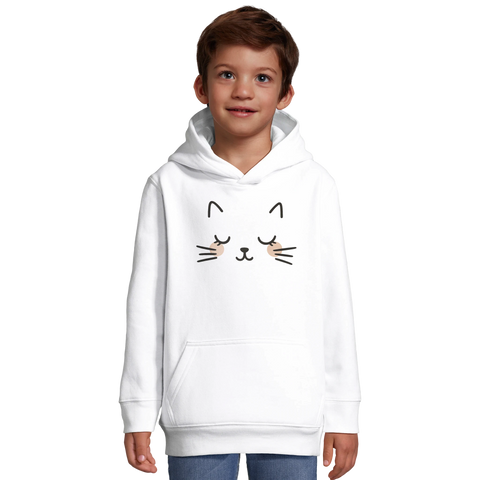 Pojke i vit hoodie med ett grafiskt och lättsamt kattansikte framtill