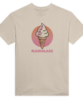 Tecknad mjukglass med rosa stråk på våffla, orange solnedgångsbakgrund, på beige t-shirt.