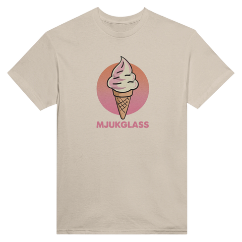Tecknad mjukglass med rosa stråk på våffla, orange solnedgångsbakgrund, på beige t-shirt.