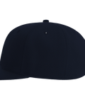 Mörkblå snapback-keps med platt skärm, enkel och stilren design.