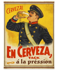 Vintage propagandaaffisch föreställande en uniformerad man med mustasch som dricker ur ett sejdkylt glas öl mot gul bakgrund.