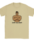 Tecknad muskulös man med korslagda armar och texten "STOPP MIN KROPP" på beige t-shirt.