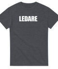 Textbaserat tryck med ordet LEDARE i vitt – grafisk t-shirt för ansvariga