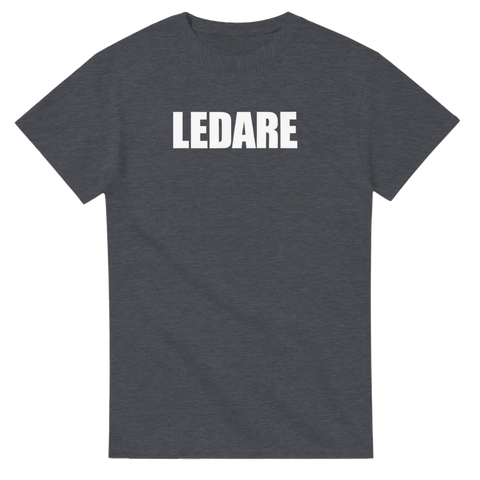 Textbaserat tryck med ordet LEDARE i vitt – grafisk t-shirt för ansvariga