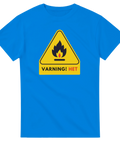 Varningsskylt med eld och text "VARNING! HET" på blå t-shirt.