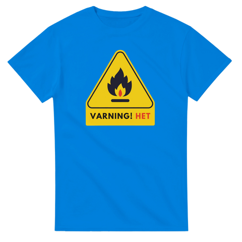 Varningsskylt med eld och text "VARNING! HET" på blå t-shirt.