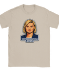 Illustrerad t-shirt med politiskt motiv av Ebba Busch i sandfärg