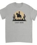 Stilrent tryck med texten Last Ride och ökenlandskap på ljusgrå t-shirt