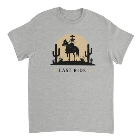 Stilrent tryck med texten Last Ride och ökenlandskap på ljusgrå t-shirt