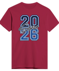 2026 Senior" tryck i blått och vitt på en röd t-shirt med rund hals, college-stil.