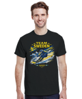 Man med skägg bär en svart t-shirt med sportigt svenskt skidmotiv