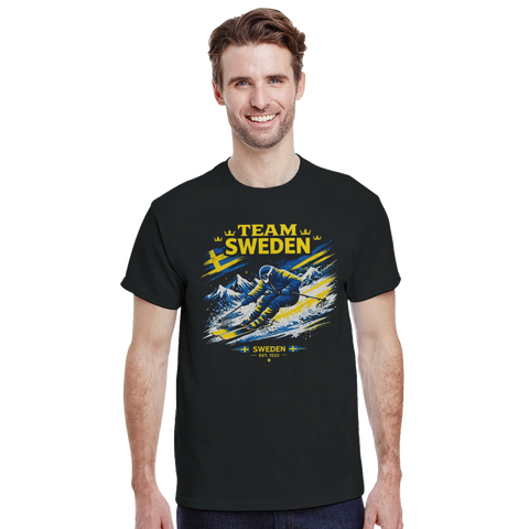 Man med skägg bär en svart t-shirt med sportigt svenskt skidmotiv
