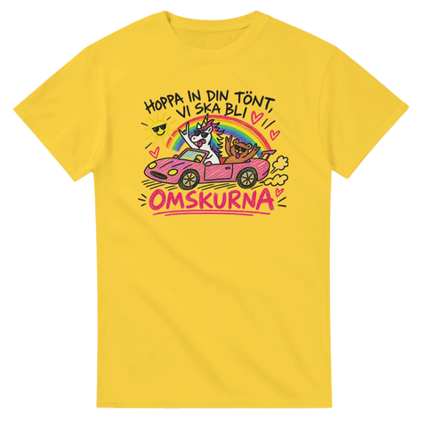 Abstrakt humoristiskt tryck med rosa bil och enhörning – gul t-shirt