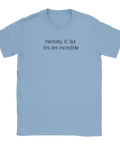 Ljusblå t-shirt med minimalistisk textdesign och ett ärligt budskap
