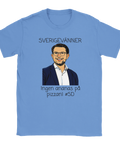 Jimmie Åkesson karikatyr, "Sverigevänner" och "Ingen ananas på pizzan! #SD" på ljusblå t-shirt.