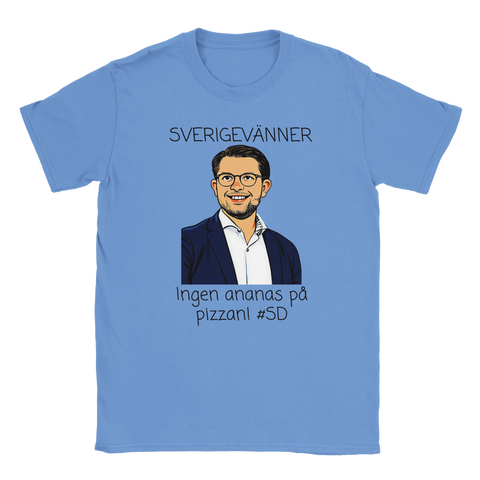 Jimmie Åkesson karikatyr, "Sverigevänner" och "Ingen ananas på pizzan! #SD" på ljusblå t-shirt.