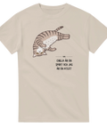 Tecknad lat katt med text "Chilla är en sport och jag är en atlet" på beige t-shirt.