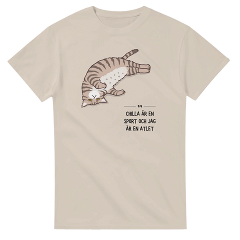 Tecknad lat katt med text "Chilla är en sport och jag är en atlet" på beige t-shirt.