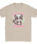 Beige t-shirt med en söt skunk och texten "Cute but Stinky".