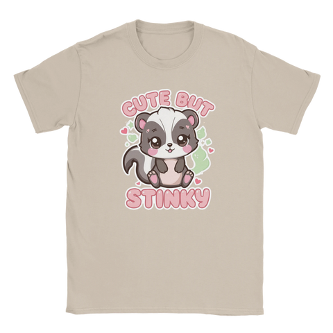 Beige t-shirt med en söt skunk och texten "Cute but Stinky".