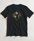 Svart t-shirt med cirkulärt motiv av en stolt mås och texten 1894